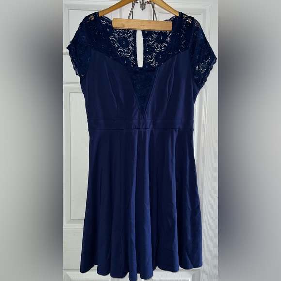 torrid Dresses & Skirts - Torrid Navy V-Neck Lace Detailed Dress with Keyhole on back Size 16 EUC